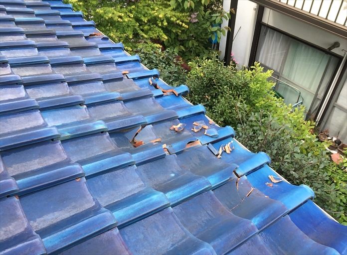 何かが当たったことで瓦が割れている