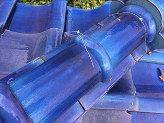 瓦の棟を束ねる銅線が切れている