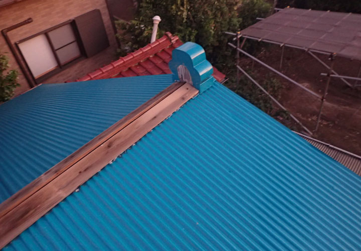 令和元年に発生した台風で棟板金が剥がれてしまった鬼瓦つきのトタン屋根