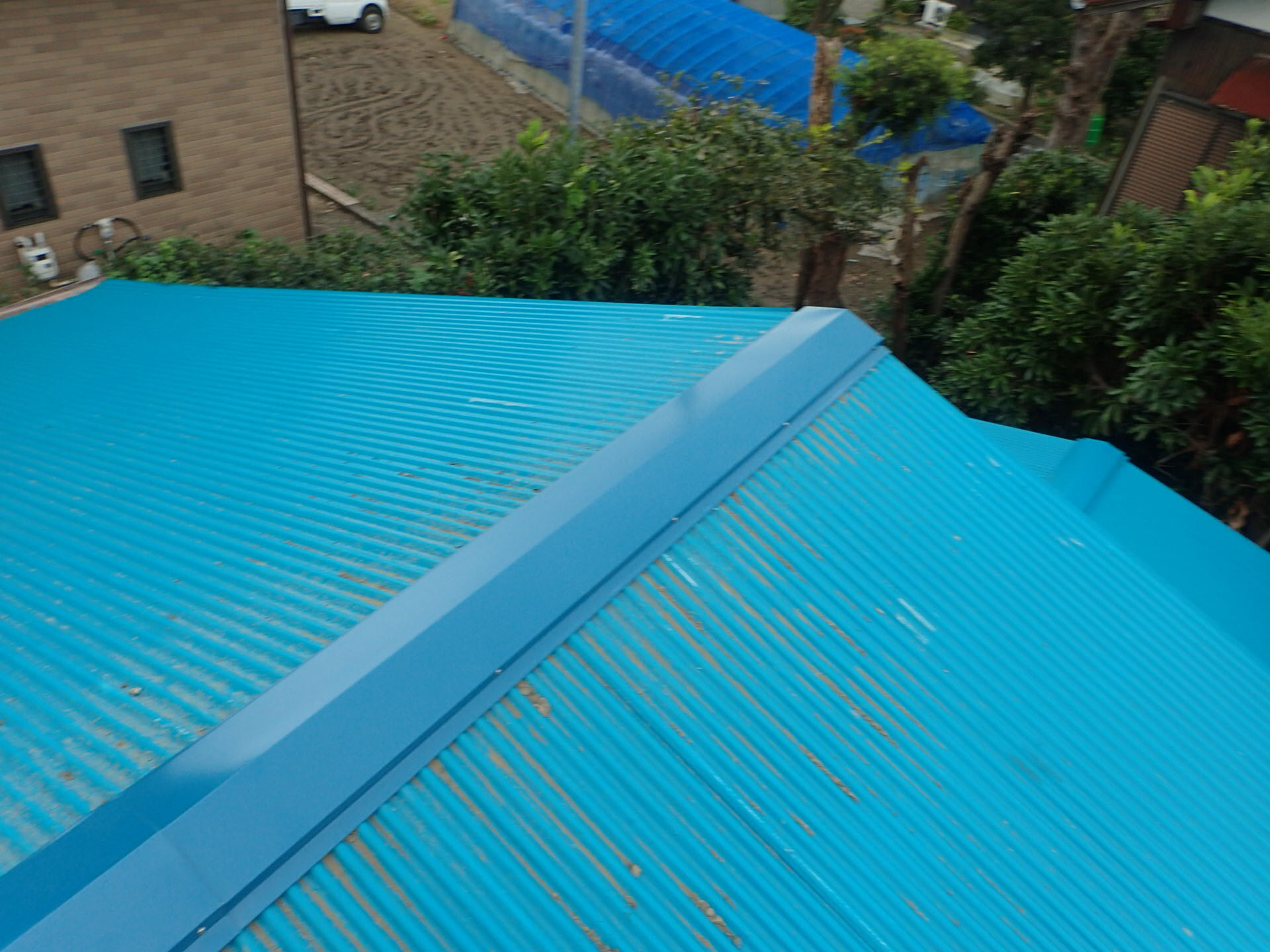 金属製波板屋根の棟板金交換工事が竣工しました