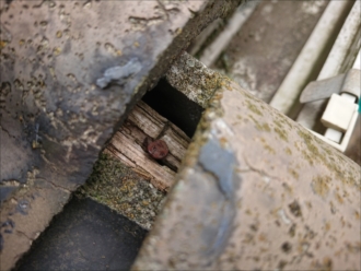 藤沢市今田にて強風で隣地の瓦が落ちてきてしまった影響で下屋根の一部が割れてしまい下地が傷んでおりました