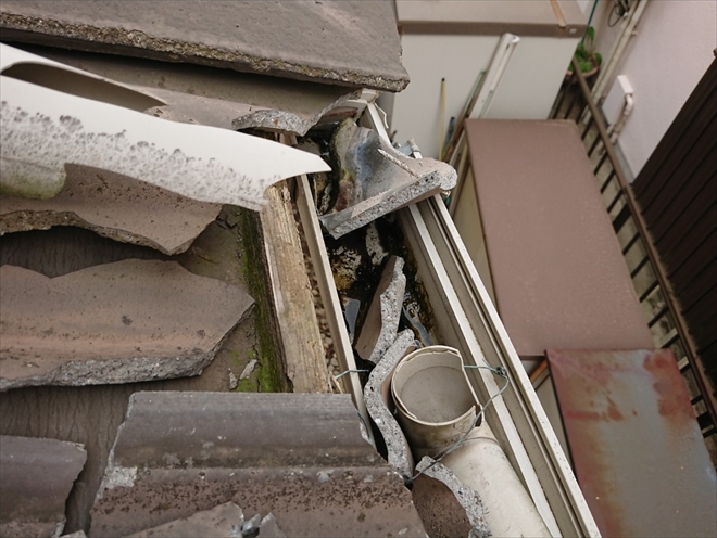 雨漏り部反対側に隣家の瓦が落ちてきて洋瓦が割れてしまっている