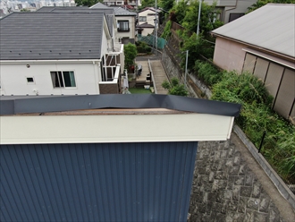 板金がめくれて野地板が見えている