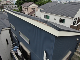 屋根の端が浮き上がっている