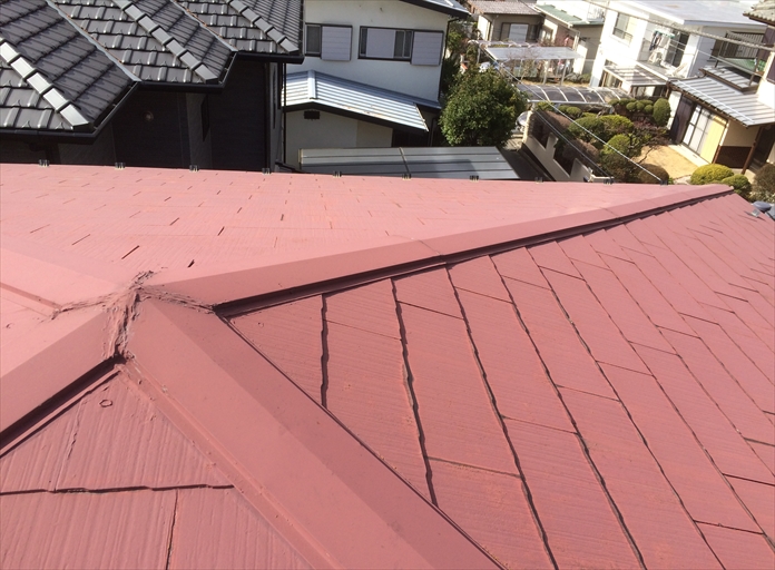 過去に塗装してあるスレート屋根を点検