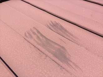 茅ヶ崎市本村で板金屋根の塗膜が劣化、艶が無くなってチョーキングが起こっておりました