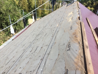 葺き替え工事で屋根材を撤去