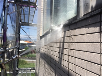 水切りの裏側に水圧を当てます