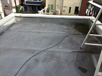 陸屋根の防水工事　シート防水が劣化している