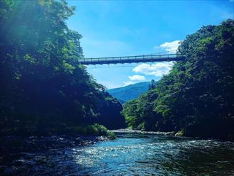 水遊びをする暑い夏