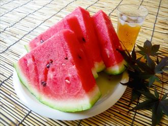 スイカを食べて涼む夏