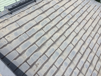 寒川町宮山でスレート屋根の点検、塗膜が剥がれて寿命を迎えておりました