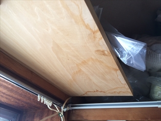 寒川町一之宮で発生した雨漏りは、横葺き板金屋根の継ぎ目にが怪しいです