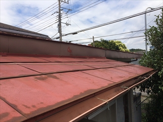 雨漏り地点の真上は横葺きの板金ん屋根でした