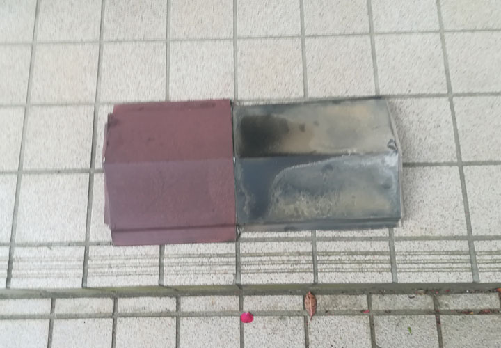 横浜市都筑区にて板金が飛散し貫板がむき出しの状態は屋根内部の劣化に繋がります