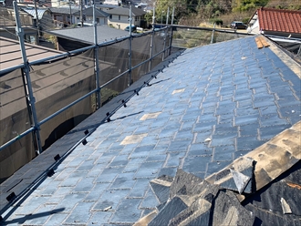 逗子市山の根にて強風が続いた影響によりアーバニーが破損、スーパー