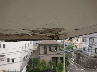 横浜市青葉区すみよし台にて軒天が腐食、軒天張替えと雨水を吸い込みやすい破風板の板金巻き工事がお勧めです