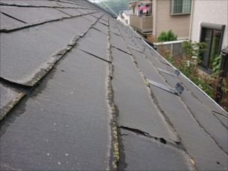 表層剥離が起きている屋根