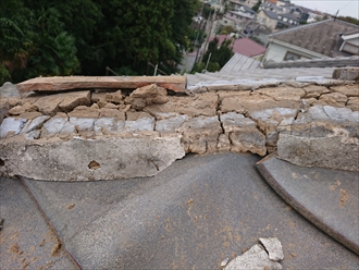 漆喰は剥がれ土台の葺き土がボロボロです