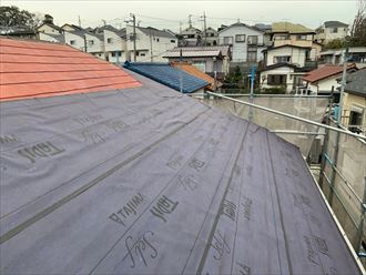 屋根カバー工事で防水紙敷設