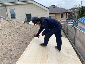 野地板を隙間なく重ね張りします