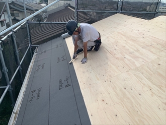 屋根葺き替え工事で防水紙を敷設