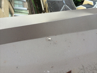 マンション屋上の板金笠木を固定する釘が抜け出ている