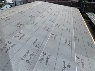 屋根材のぶつかる取合いは雨仕舞として二重三重に敷設します