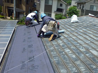 屋根カバー工法　ルーフィング設置の様子