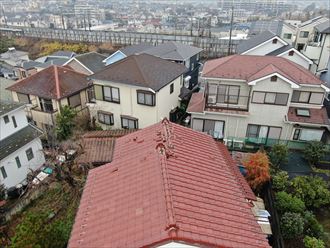 台風で瓦屋根の棟が倒壊