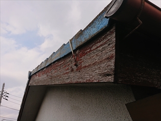 廻り縁への雨染みの原因は破風板の劣化で雨水を吸い込んだ結果