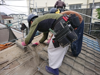 全ての瓦を捲り棟の葺き土も清掃しておきます