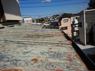 下屋根の折半屋根も錆びている様子