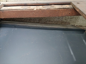 外壁取合い部の捨て谷も新しくガルバリウム鋼板にて加工