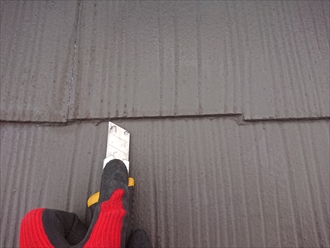 縁切りがされていない塗装されたスレート屋根は簡単に雨漏りする事があります