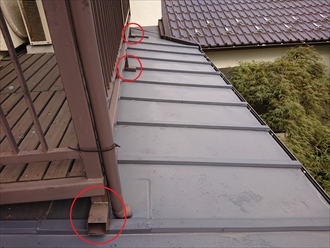 ベランダ足がトタン屋根にのっていて動かすのが容易ではない為カバー工法にて対応