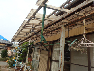 台風によるテラス屋根の被害