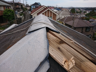 大和市福田にて台風シーズンの強風被害、貫板の腐食による棟板金の飛散は棟板金交換工事で備えましょう