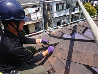 寄棟や方形屋根で斜めに切断する箇所は板金バサミでカットしておきます