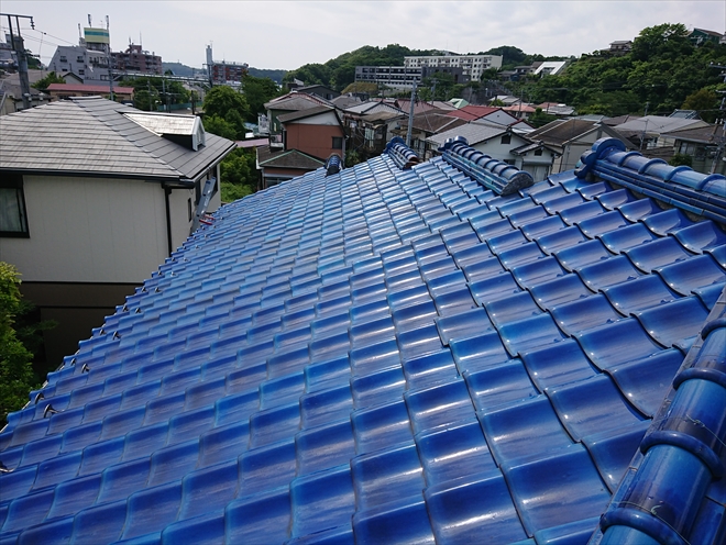 青緑瓦が葺かれた屋根