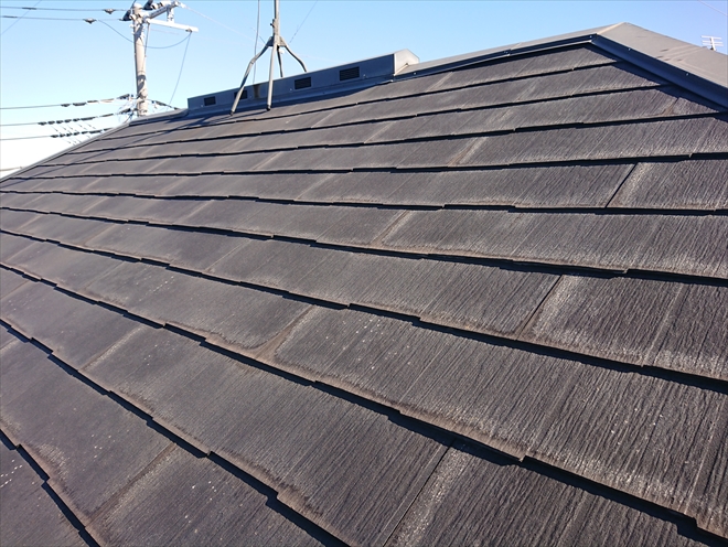 全体的に表面塗膜が劣化しているパミールが使われた屋根