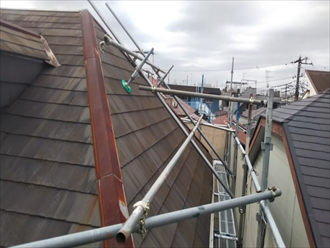 屋根足場を使用して急勾配屋根を施工