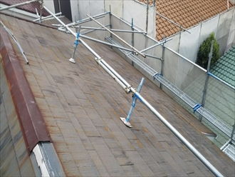 急勾配屋根の屋根足場は手摺の代わり