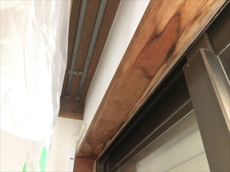 窓枠に使用されている木材に雨染み