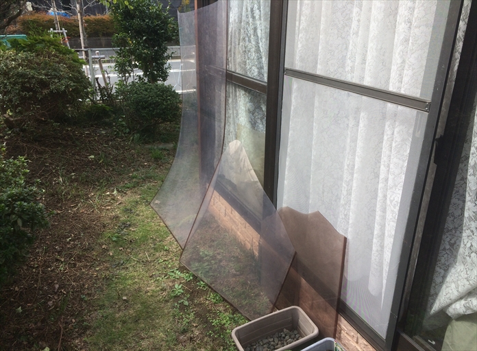 割れて飛散したカーポートの屋根材