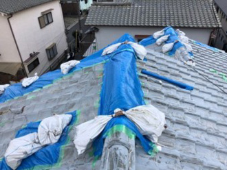 地震で崩れた棟瓦の仮養生