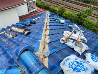 瓦屋根では大量の葺き土や泥が出ますので廃材処分が大変です