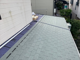 下屋根は大屋根と違い外壁との取合いがあります