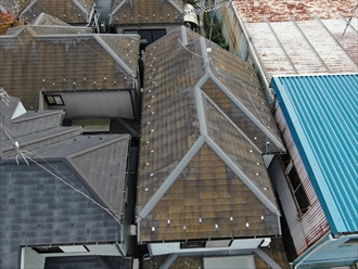 スレート屋根の点検で棟板金の傷みを発見