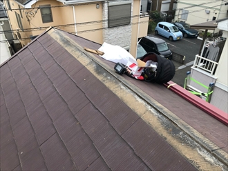 既存の棟板金と貫板を撤去